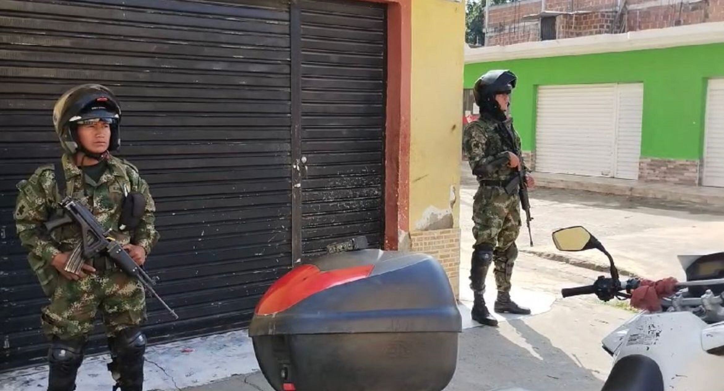 Dos hombres murieron en el lugar de los hechos, mientras que una tercera víctima falleció en una clínica de Cali, producto de las heridas causadas con los proyectiles. Foto: Cortesía. 