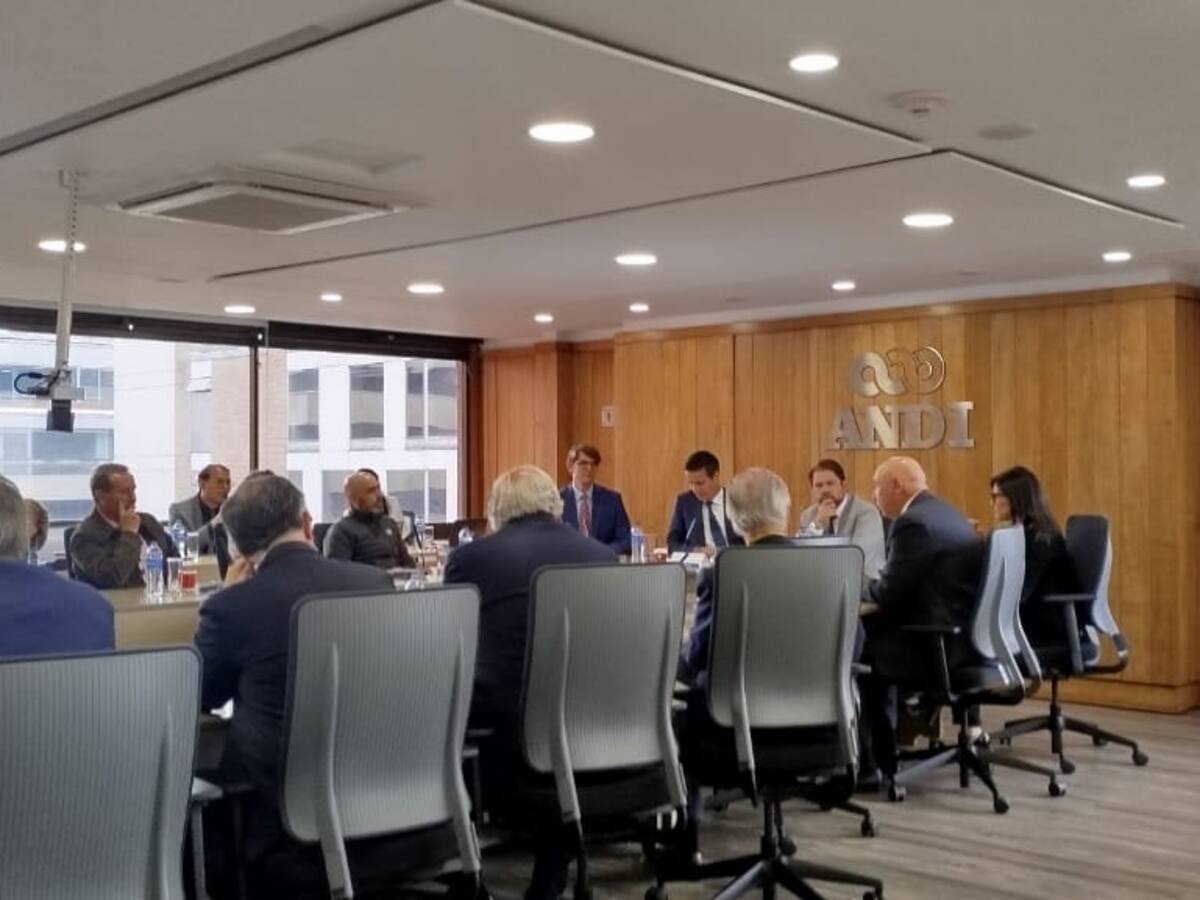 Colombia debe demostrar a EE.UU. que entiende el problema de la cocaína: senador Rubén Gallego