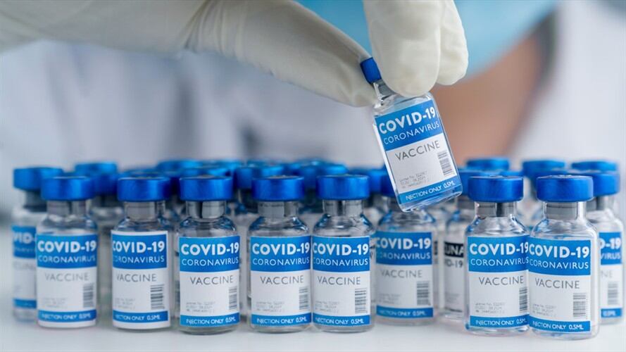 Un funcionario, por desconocimiento, al parecer habría sacado las vacunas contra el COVID-19 del ultracongelador para su conteo y distribución, y después las habría vuelto a guardar. Foto: Getty Images / ANDRESR