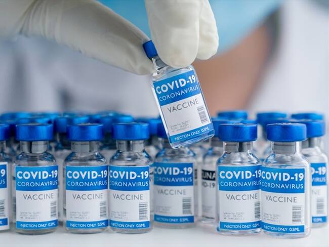 Un funcionario, por desconocimiento, al parecer habría sacado las vacunas contra el COVID-19 del ultracongelador para su conteo y distribución, y después las habría vuelto a guardar. Foto: Getty Images / ANDRESR