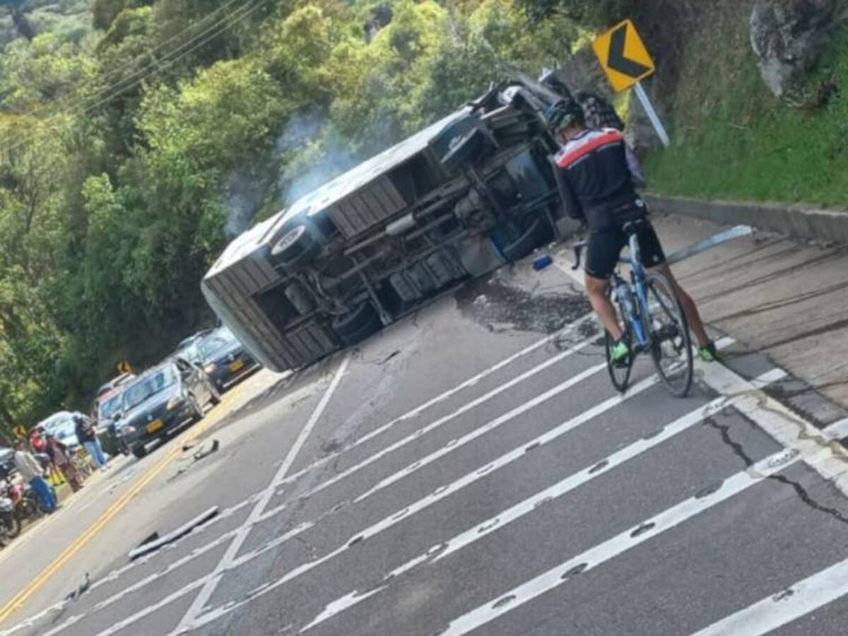 Padres de víctimas del accidente en vía La Mesa exigen investigar a empresa y universidad