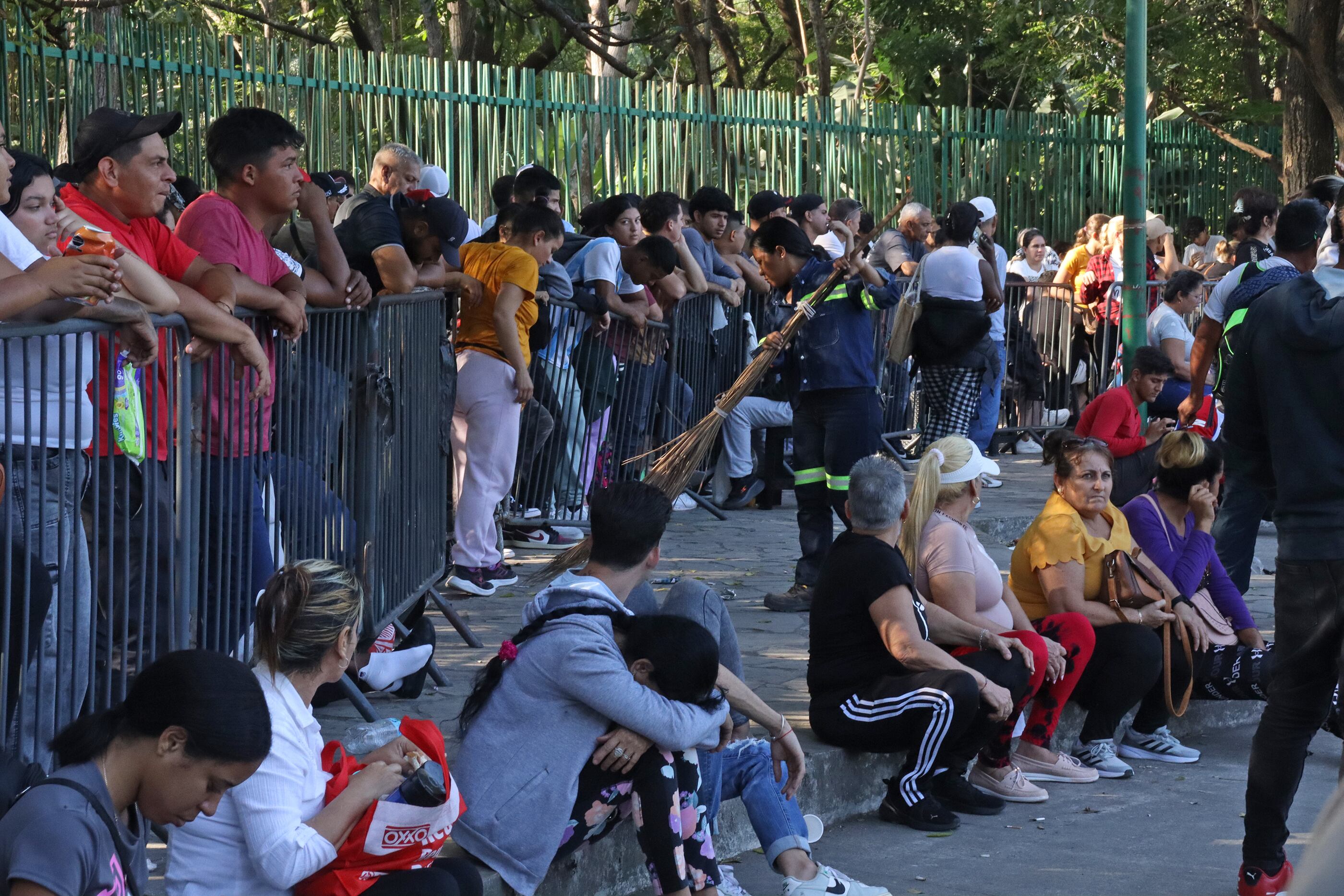 TAPACHULA (MÉXICO), 22/01/2025.- Personas hacen fila para resolver su situación migratoria en el estado de Chiapas.
