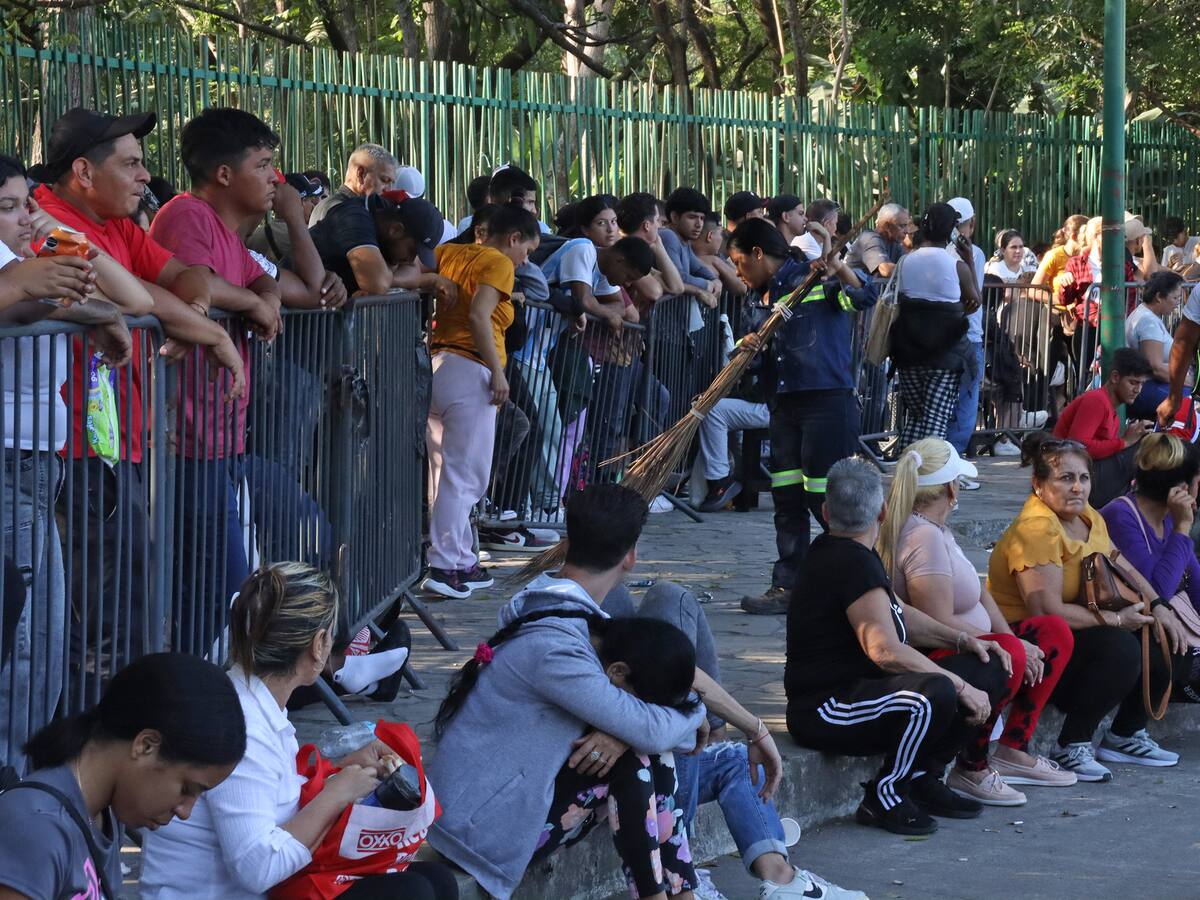 Estados Unidos capturó a “538 inmigrantes ilegales” y deportó a “cientos”, dice la Casa Blanca