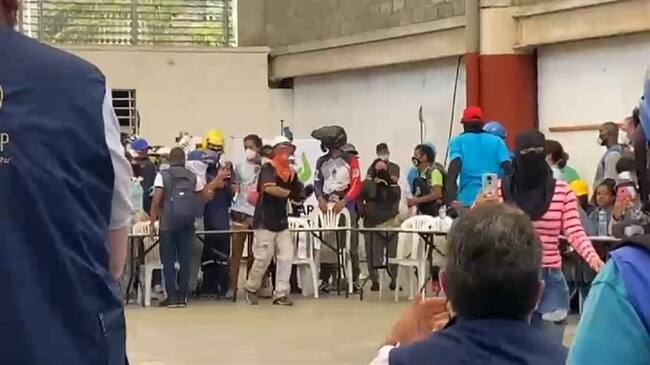 La situación se generó tras circular videos de supuestos ataques del Esmad a los manifestantes que, según el ministro del Interior, resultaron ser falsos. . Foto: Cortesía