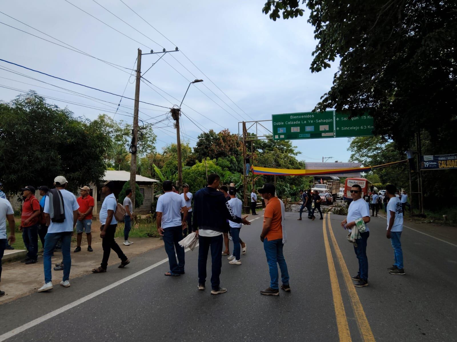 Bloqueo en la Troncal de Occidente, en La Ye, Sahagún. Foto: cortesía (suministrada a La W).
