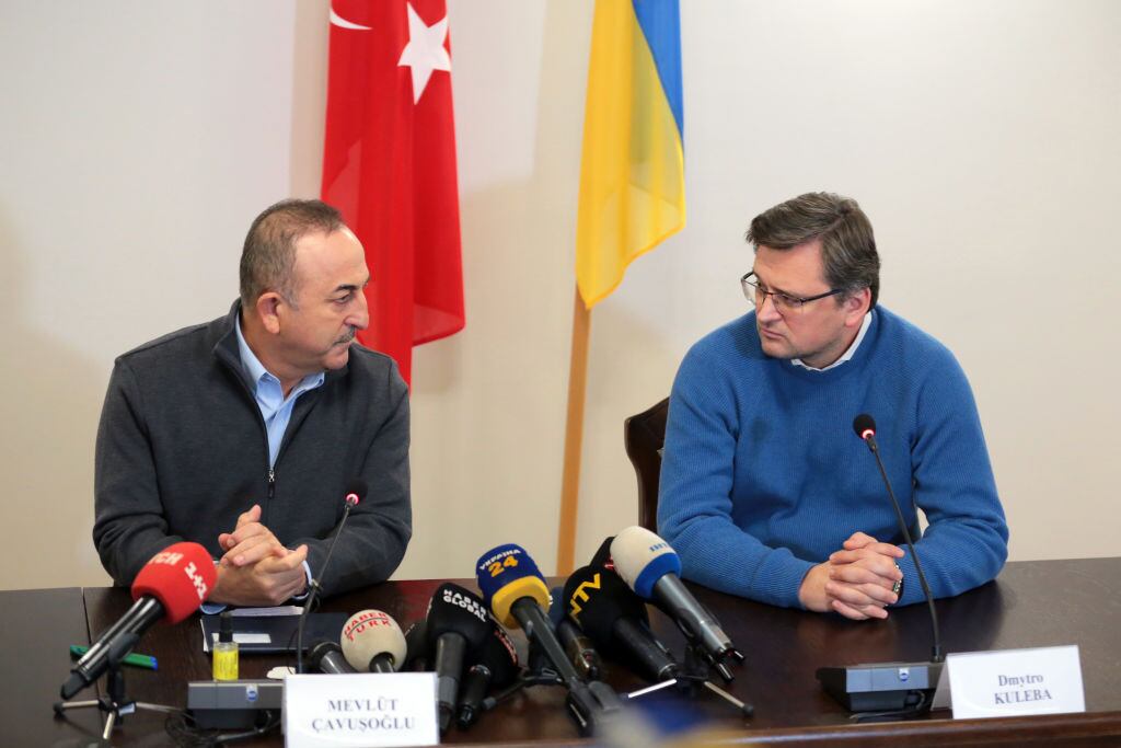 El ministro de Relaciones Exteriores de Turquía, Mevlut Cavusoglu (izquierda), y el ministro de Relaciones Exteriores de Ucrania, Dmytro Kuleba, (Photo by Alona Nikolayevych/Ukrinform/NurPhoto via Getty Images)