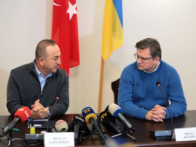 El ministro de Relaciones Exteriores de Turquía, Mevlut Cavusoglu (izquierda), y el ministro de Relaciones Exteriores de Ucrania, Dmytro Kuleba, (Photo by Alona Nikolayevych/Ukrinform/NurPhoto via Getty Images)