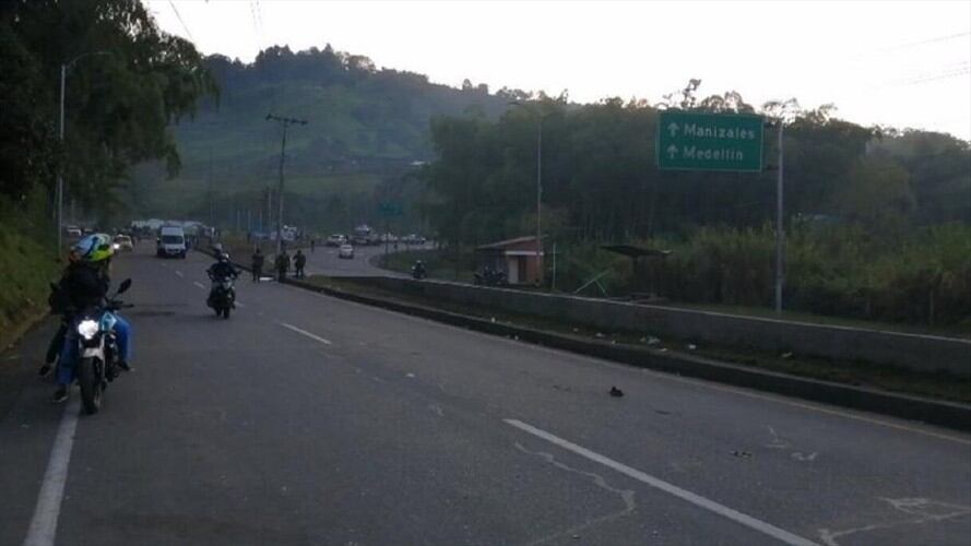 En horas de la madrugada iniciaron los enfrentamientos entre la fuerza pública y los transportadores de carga que protestaban desde hace 20 días en el sector de La Romelia.. Foto: Cortesía comunidad