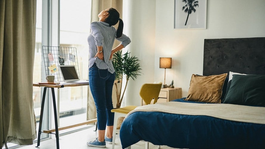 Evite el dolor de espalda en el teletrabajo con estos ejercicios de estiramiento. Foto: Getty Images