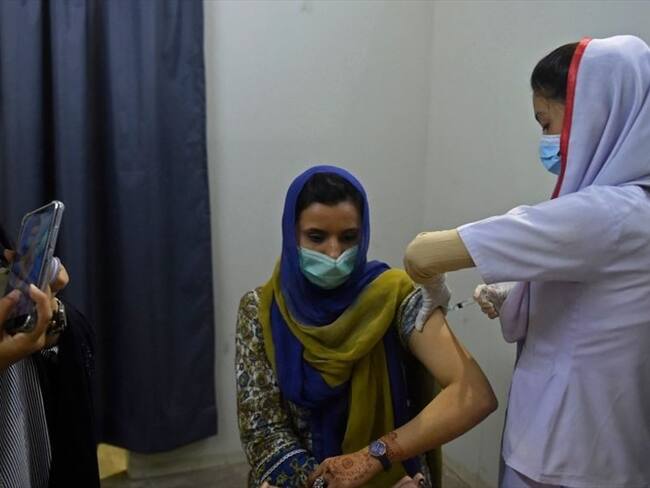Las autoridades sanitarias han reforzado las restricciones por el miedo a que la situación de India llegue a Pakistán.. Foto: ASIF HASSAN / AFP a través de Getty Images