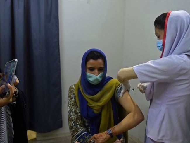 Las autoridades sanitarias han reforzado las restricciones por el miedo a que la situación de India llegue a Pakistán.. Foto: ASIF HASSAN / AFP a través de Getty Images