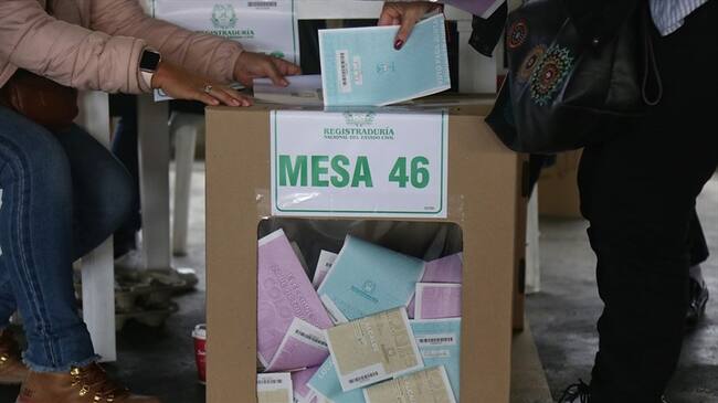 Analistas, expertos y jóvenes opinaron sobre la determinación de Alexander Vega, registrador nacional.. Foto: Colprensa