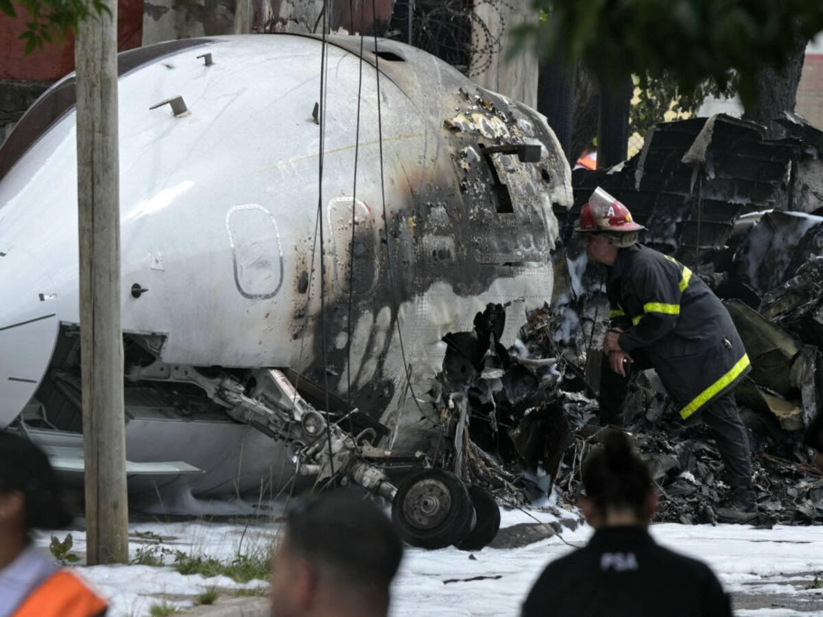 Dos muertos en incendio de un avión privado en la periferia de Buenos Aires