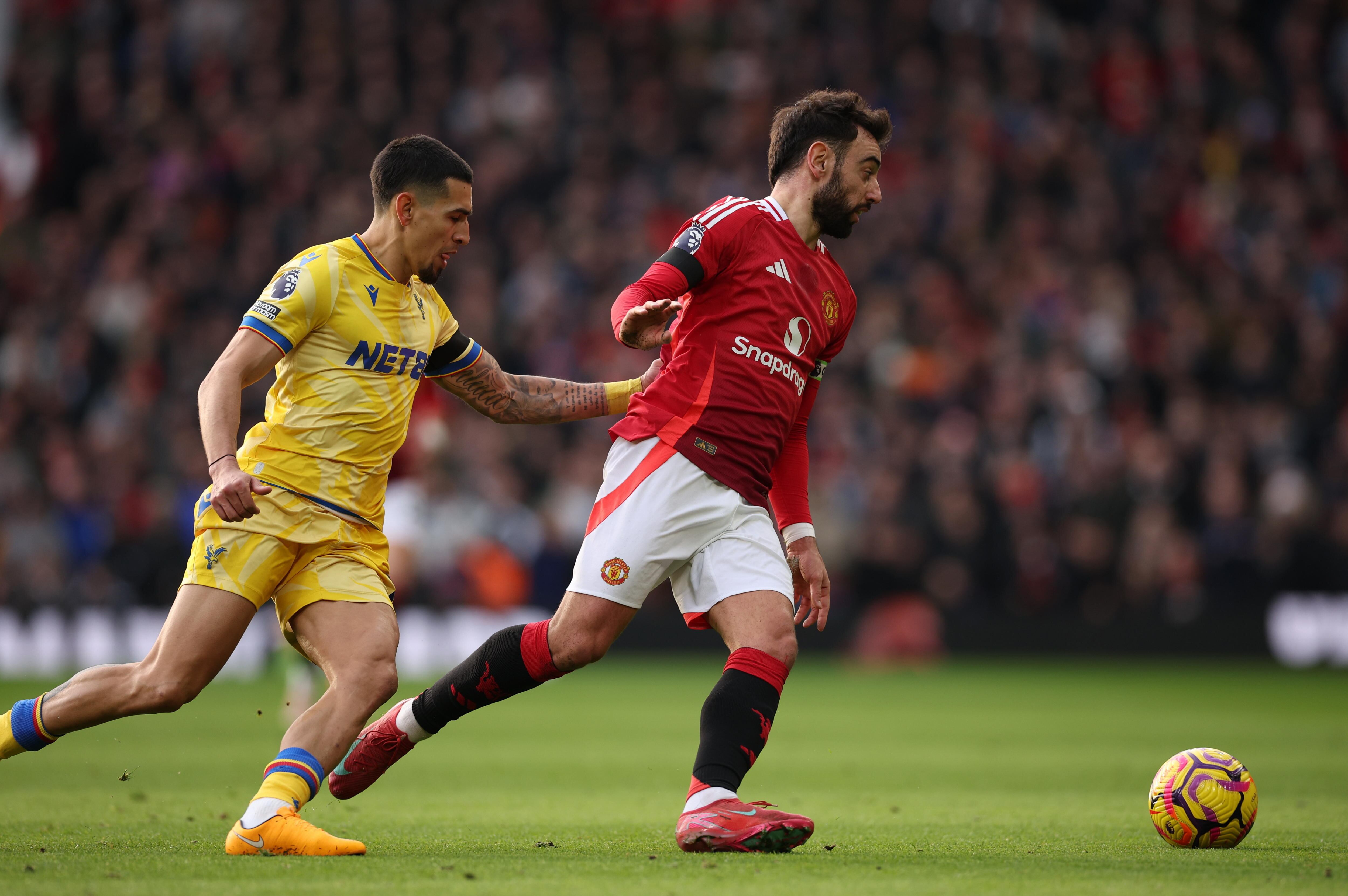 Daniel Munoz y Bruno Fernandes. Foto: EFE/EPA/ADAM VAUGHAN