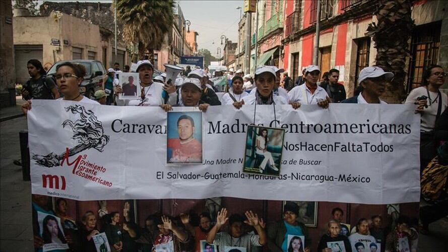 Decenas de mujeres madres de migrantes centroamericanos marchan en México en reclamo por la desaparición de sus hijos cuando intentaban ingresar a Estados Unidos en diciembre de 2015. Foto: Agencia Anadolu