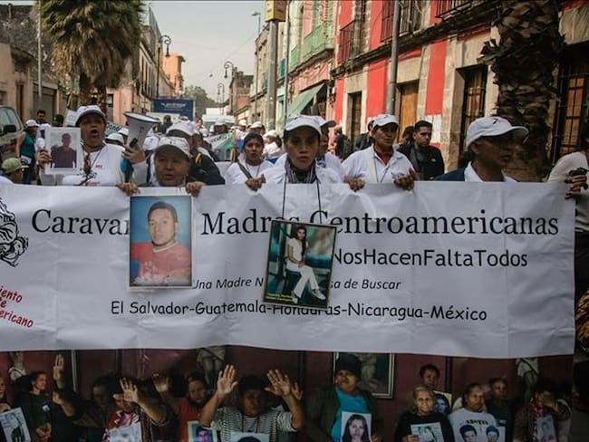 Decenas de mujeres madres de migrantes centroamericanos marchan en México en reclamo por la desaparición de sus hijos cuando intentaban ingresar a Estados Unidos en diciembre de 2015. Foto: Agencia Anadolu