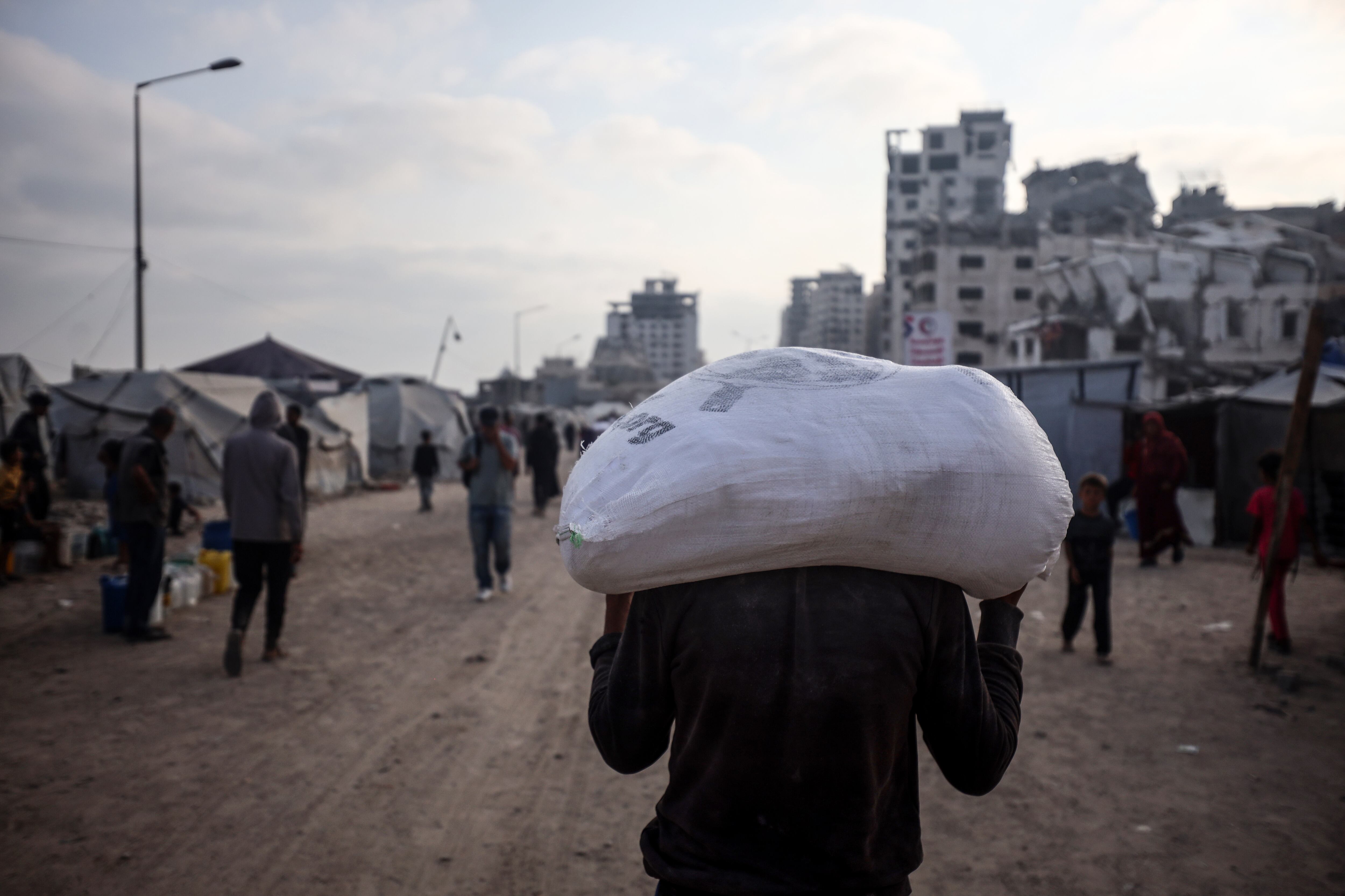 Ciudadanos palestinos con bolsas de ayuda humanitaria en Franja de Gaza. FOTO: Majdi Fathi/NurPhoto via Getty Images