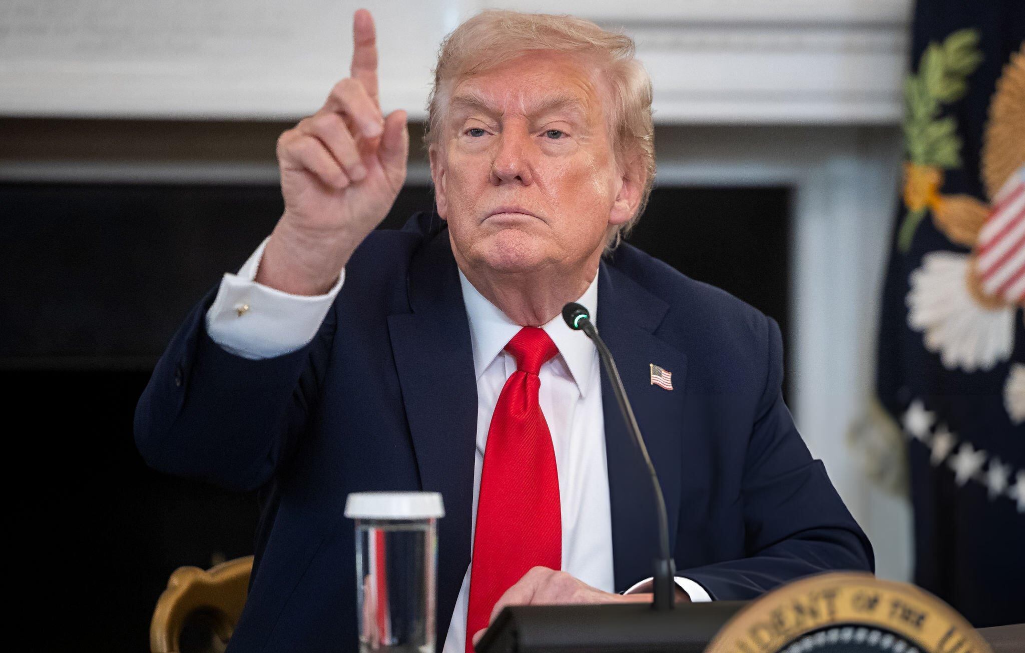 El presidente de Estados Unidos, Donald Trump, habla en el Comedor de Estado de la Casa Blanca el 8 de octubre de 2025 en Washington D. C. FOTO: Francis Chung/Bloomberg