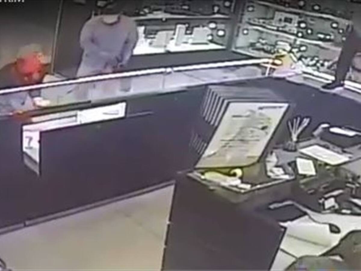 En menos de 40 segundos, 4 hombres robaron joyería en prestigioso centro comercial