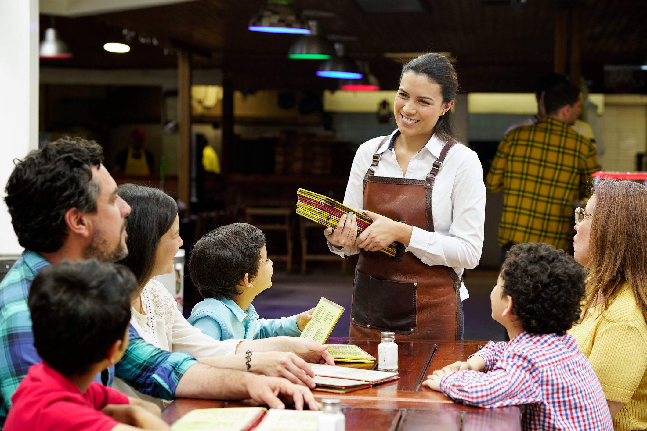 Imagen de referencia de familia almorzando. Foto: Getty Images,