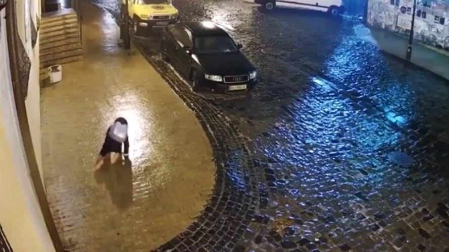 El martirio de una mujer que intentó cruzar un andén congelado. Foto: YouTube:  Kaiser Televisión