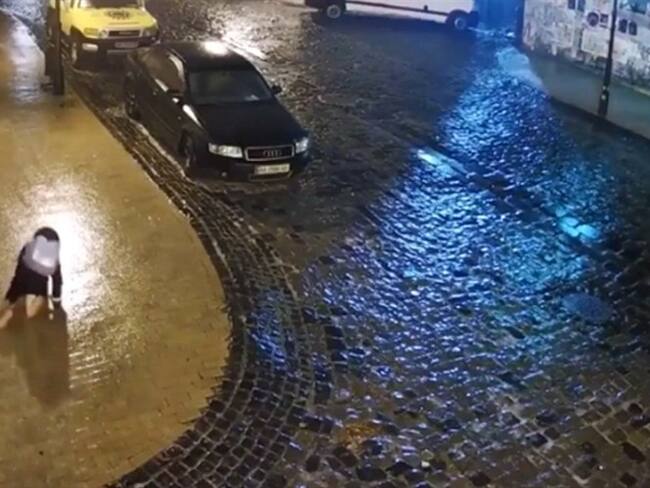 El martirio de una mujer que intentó cruzar un andén congelado. Foto: YouTube: Kaiser Televisión