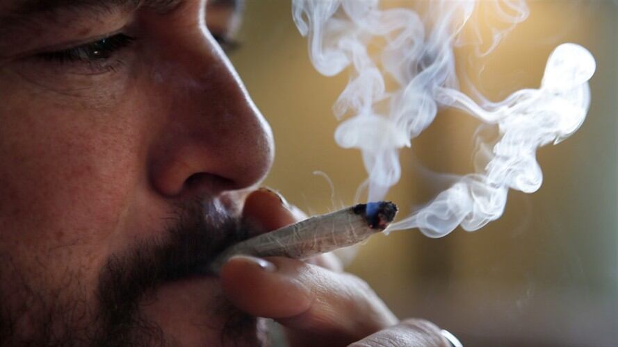 Un individuo fuma marihuana con fines medicinales en Belfast, Maine. Foto: Associated Press - AP - Robert F. Bukaty