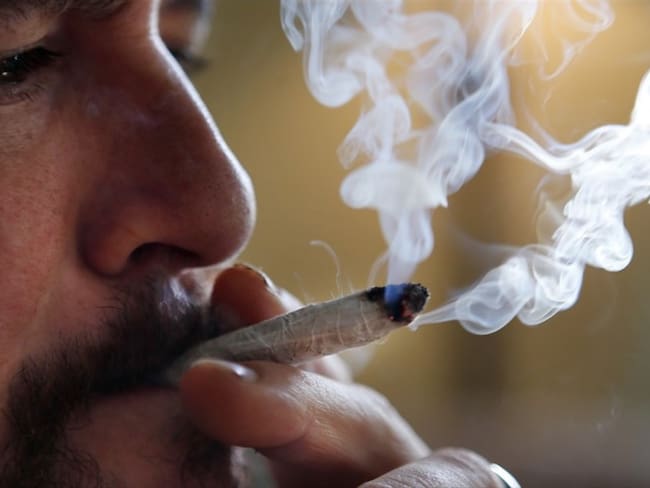 Un individuo fuma marihuana con fines medicinales en Belfast, Maine. Foto: Associated Press - AP - Robert F. Bukaty