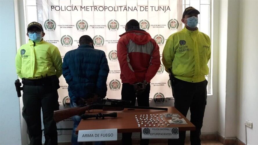 Se incautó gran cantidad de papeletas de cocaína listas para la venta, y un arma de fuego tipo escopeta. Foto: Fiscalía