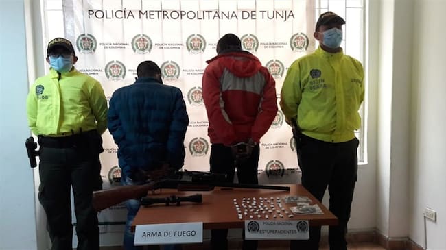 Se incautó gran cantidad de papeletas de cocaína listas para la venta, y un arma de fuego tipo escopeta. Foto: Fiscalía