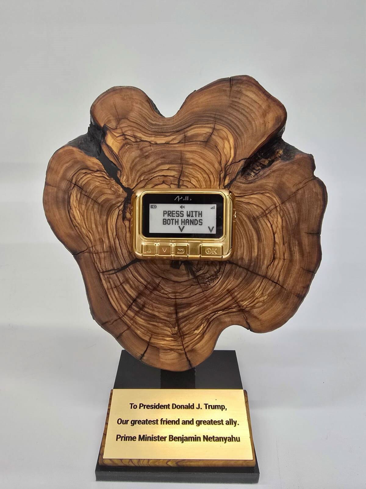 El primer ministro israelí, Benjamín Netanyahu, le regaló al presidente estadounidense, Donald Trump, un busca dorado. EFE/ Oficina De Prensa Del Primer Ministro De Israel