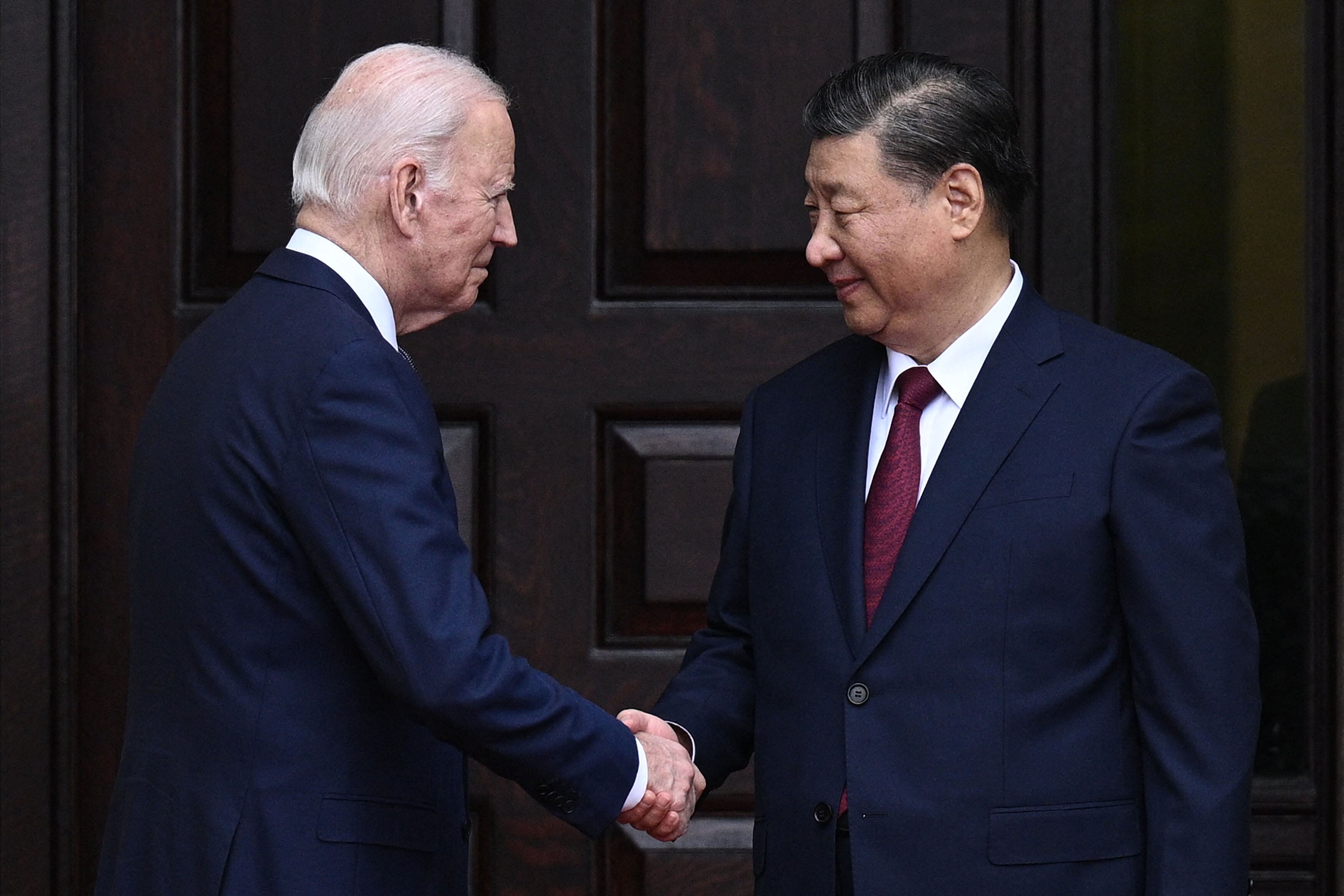 Joe Biden, presidente de Estados Unidos en reunión con Xi Jinping, presidente de China. Foto: Brendan SMIALOWSKI / AFP.