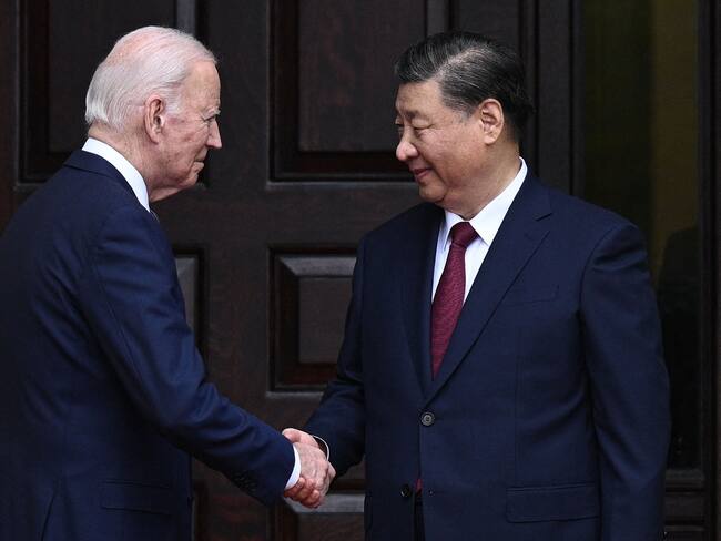 Joe Biden, presidente de Estados Unidos en reunión con Xi Jinping, presidente de China. Foto: Brendan SMIALOWSKI / AFP.