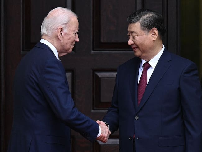 Joe Biden, presidente de Estados Unidos en reunión con Xi Jinping, presidente de China. Foto: Brendan SMIALOWSKI / AFP.