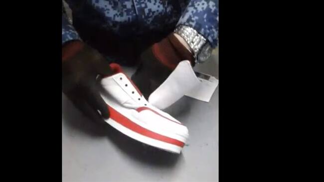 Los objetos iban escondidos en un par de zapatos. Foto: Imagen tomada de video.