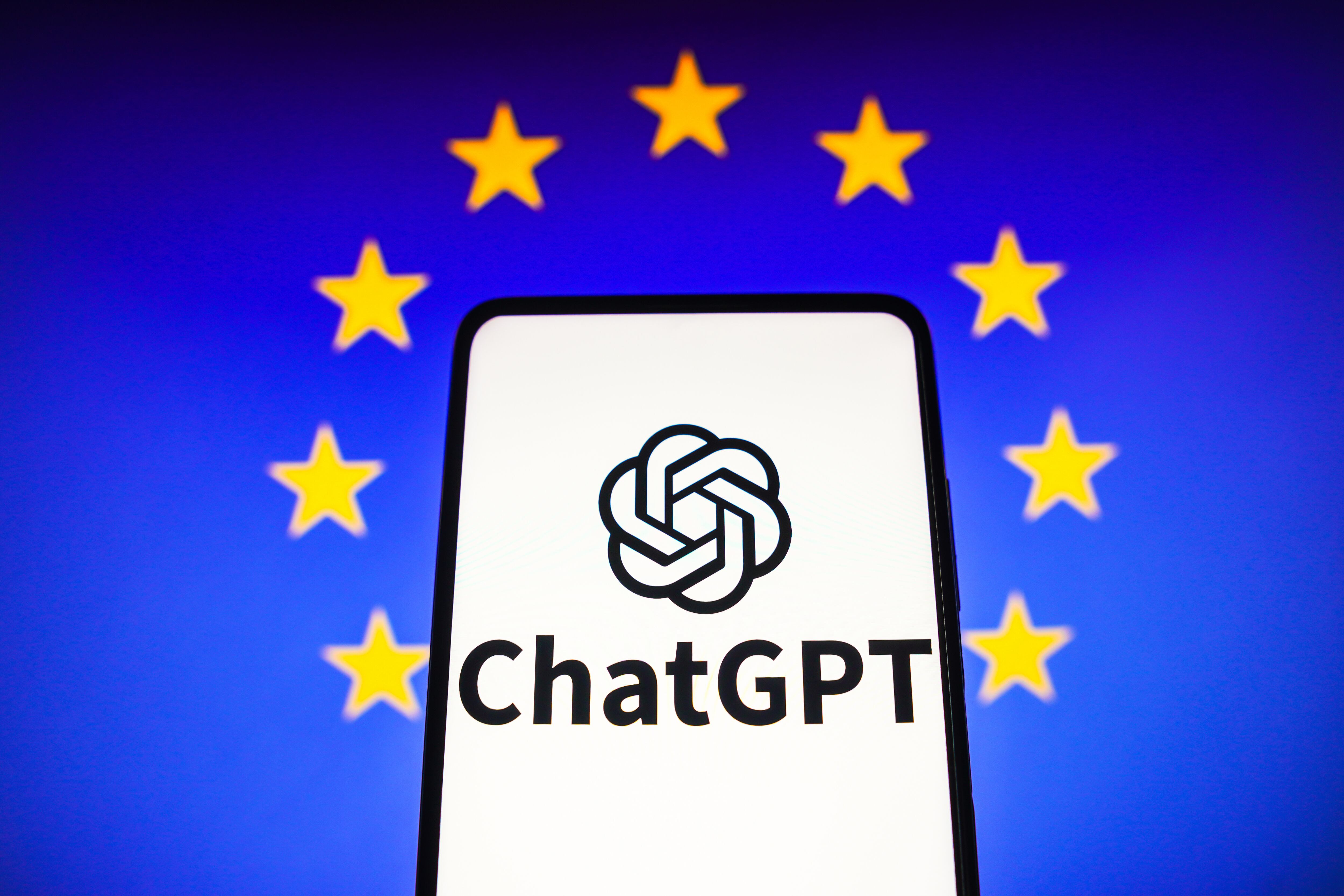 Chat GPT en logo de la Unión Europea, imagen de referencia | Foto: GettyImages