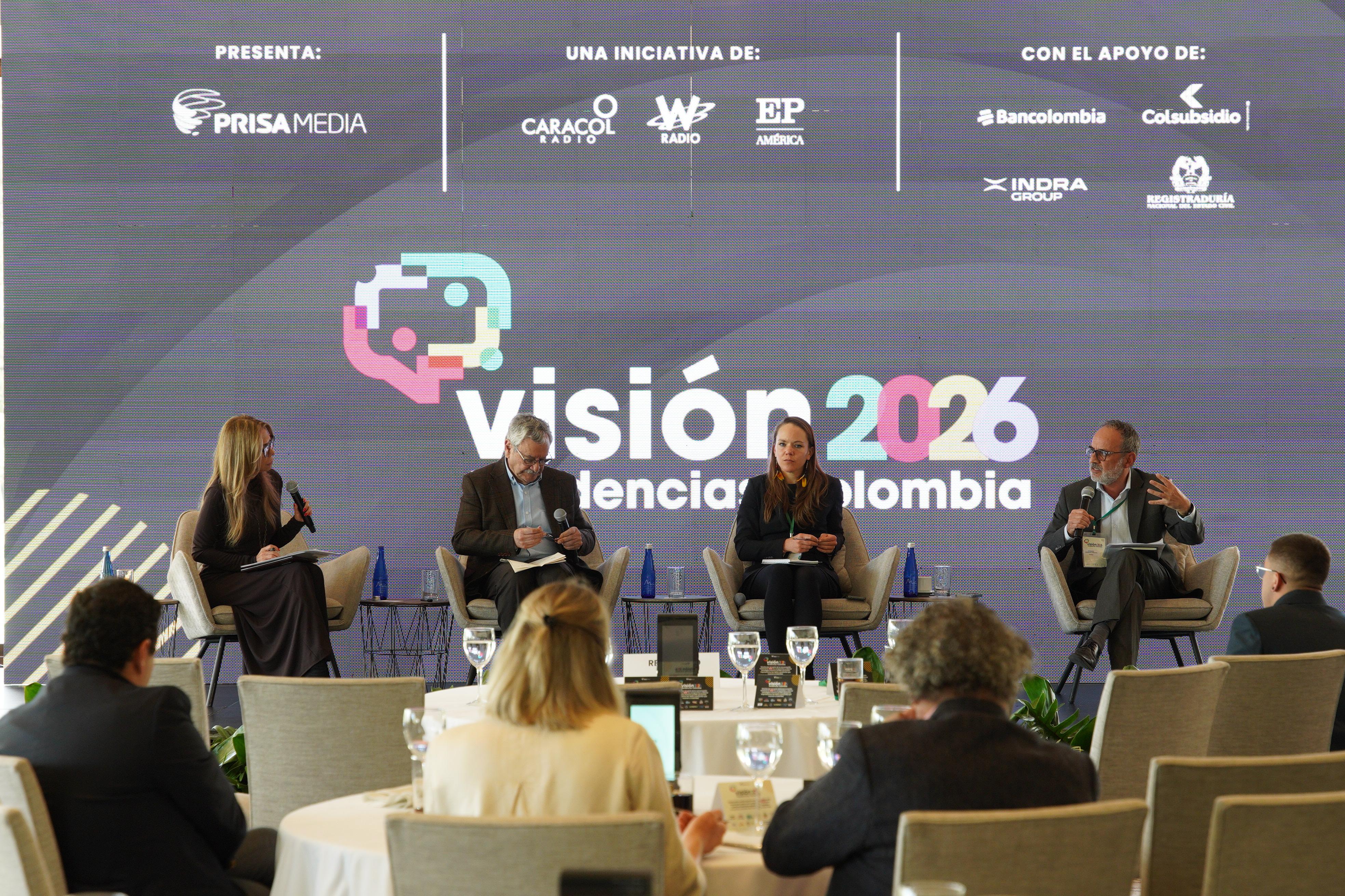 Eduardo Pizarro, académico e investigador; Elizabeth Dickinson, investigadora senior International Crisis Group; Leonardo González, director de Indepaz en 'Visión 2026'