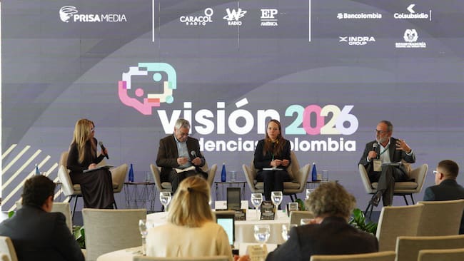 Eduardo Pizarro, académico e investigador; Elizabeth Dickinson, investigadora senior International Crisis Group; Leonardo González, director de Indepaz en 'Visión 2026'