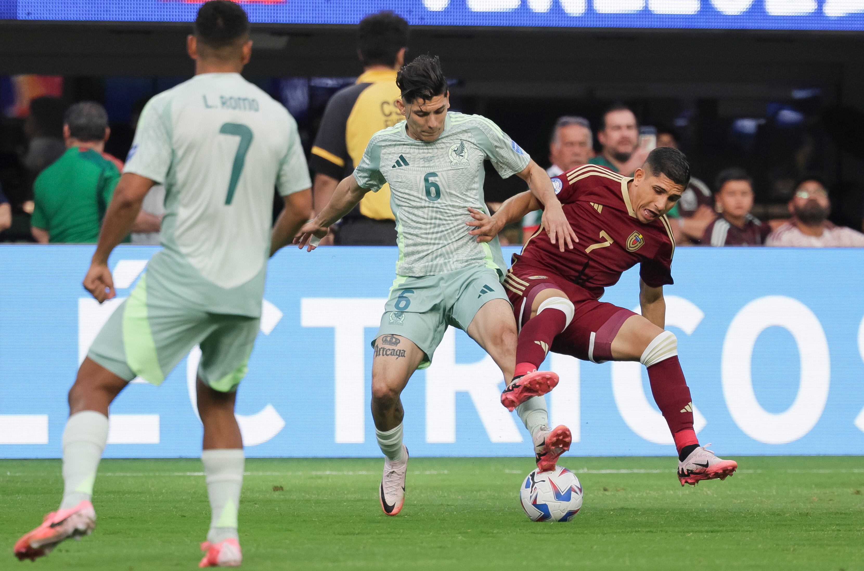 Inglewood (United States), 26/06/2024.- Venezuela's Jefferson Savarino (R) collides with Mexico's Gerardo Arteaga (C) as Mexico's Luis Romo (L) looks on during the first half of the CONMEBOL Copa America 2024 group B soccer match between Venezuela and Mexico at SoFi Stadium in Inglewood, California, USA, 26 June 2024. EFE/EPA/ALLISON DINNER