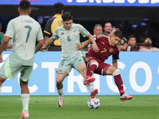 Inglewood (United States), 26/06/2024.- Venezuela's Jefferson Savarino (R) collides with Mexico's Gerardo Arteaga (C) as Mexico's Luis Romo (L) looks on during the first half of the CONMEBOL Copa America 2024 group B soccer match between Venezuela and Mexico at SoFi Stadium in Inglewood, California, USA, 26 June 2024. EFE/EPA/ALLISON DINNER