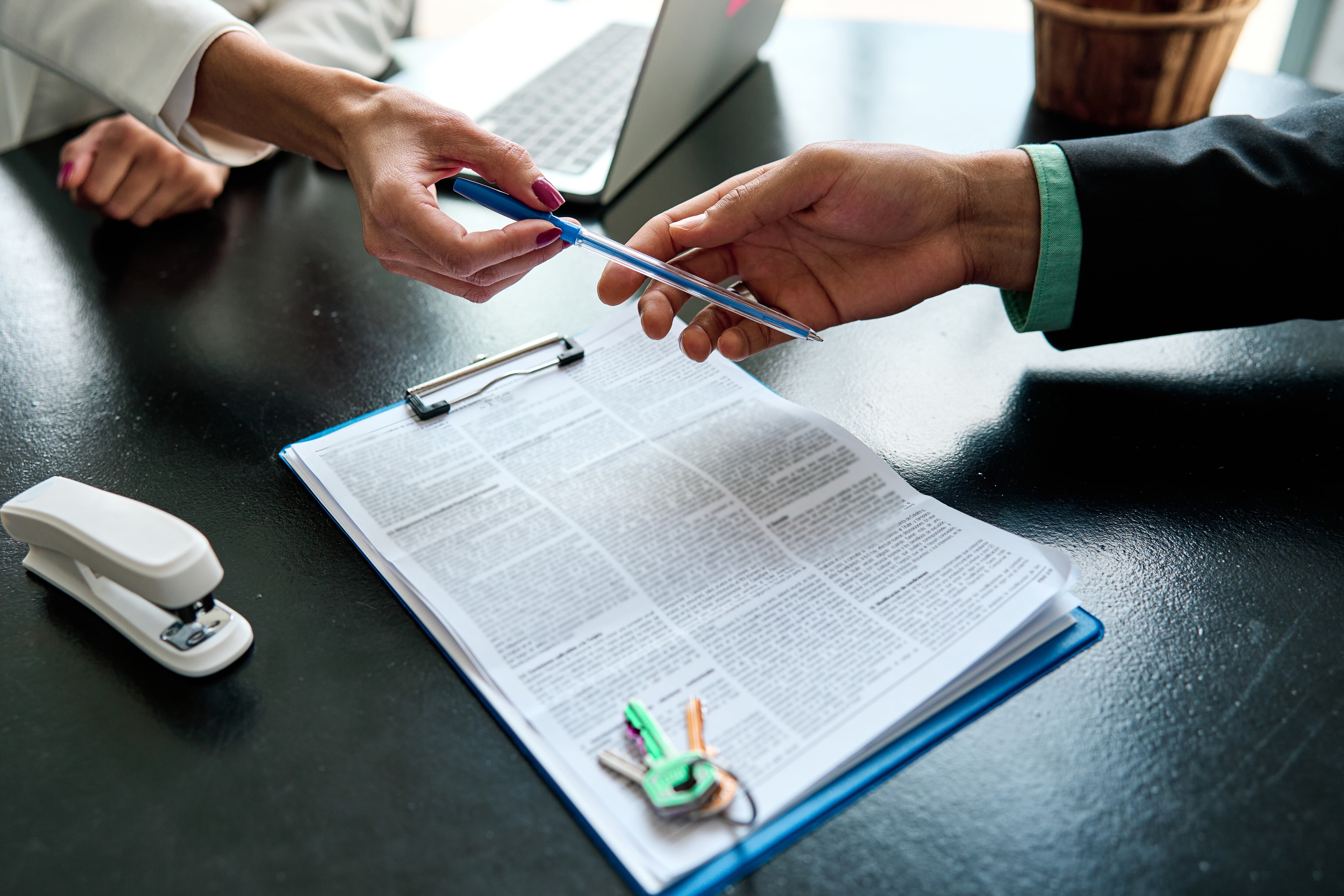 Referencia de contrato de arrendamiento. Foto: Getty Images. 