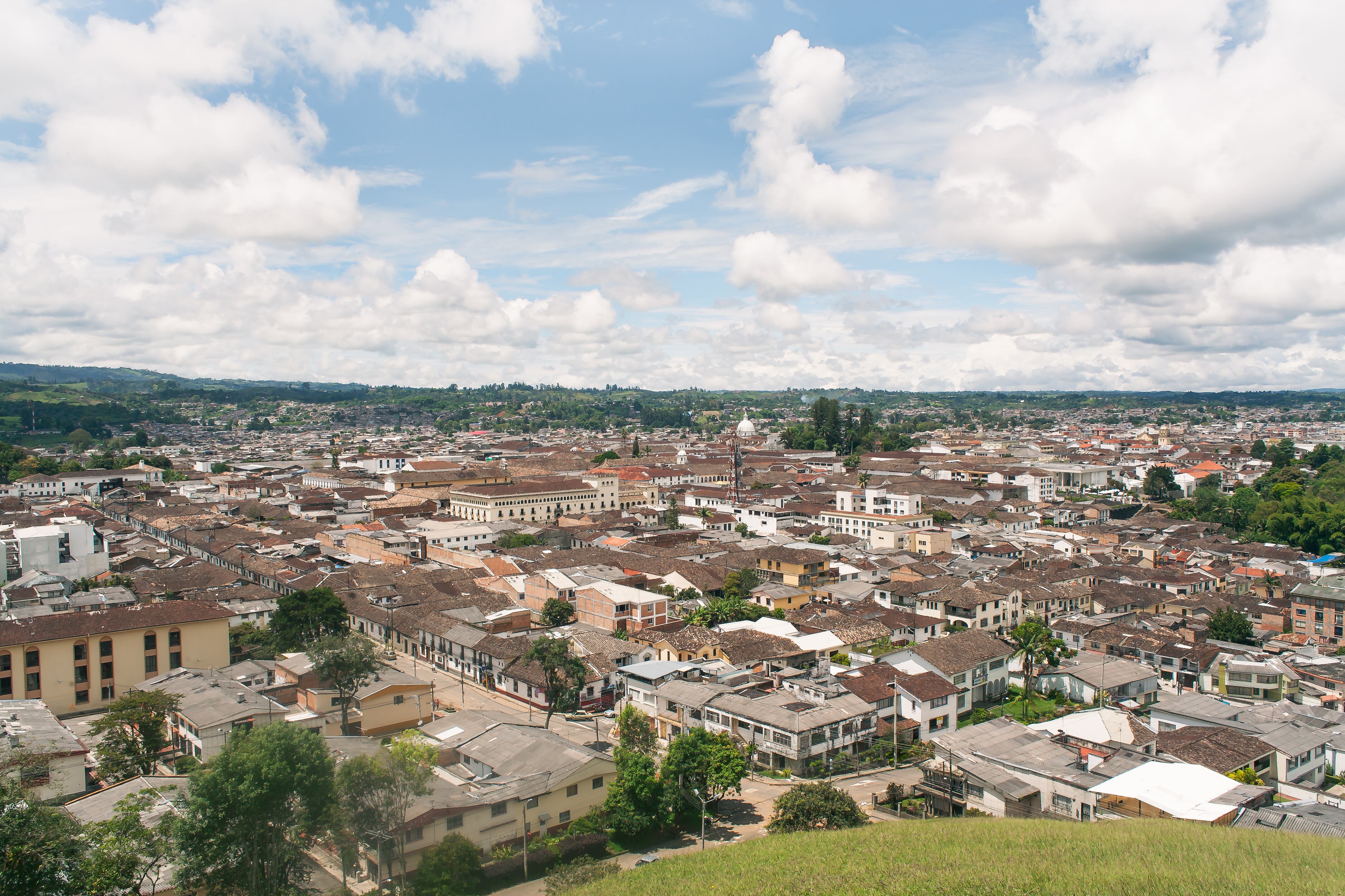 De acuerdo con la Alcaldía de Popayán, la capital del Cauca, la ciudad se destaca como el principal centro comercial y de servicios, aportando el 28.3% del PIB departamental. | Foto: Getty Images