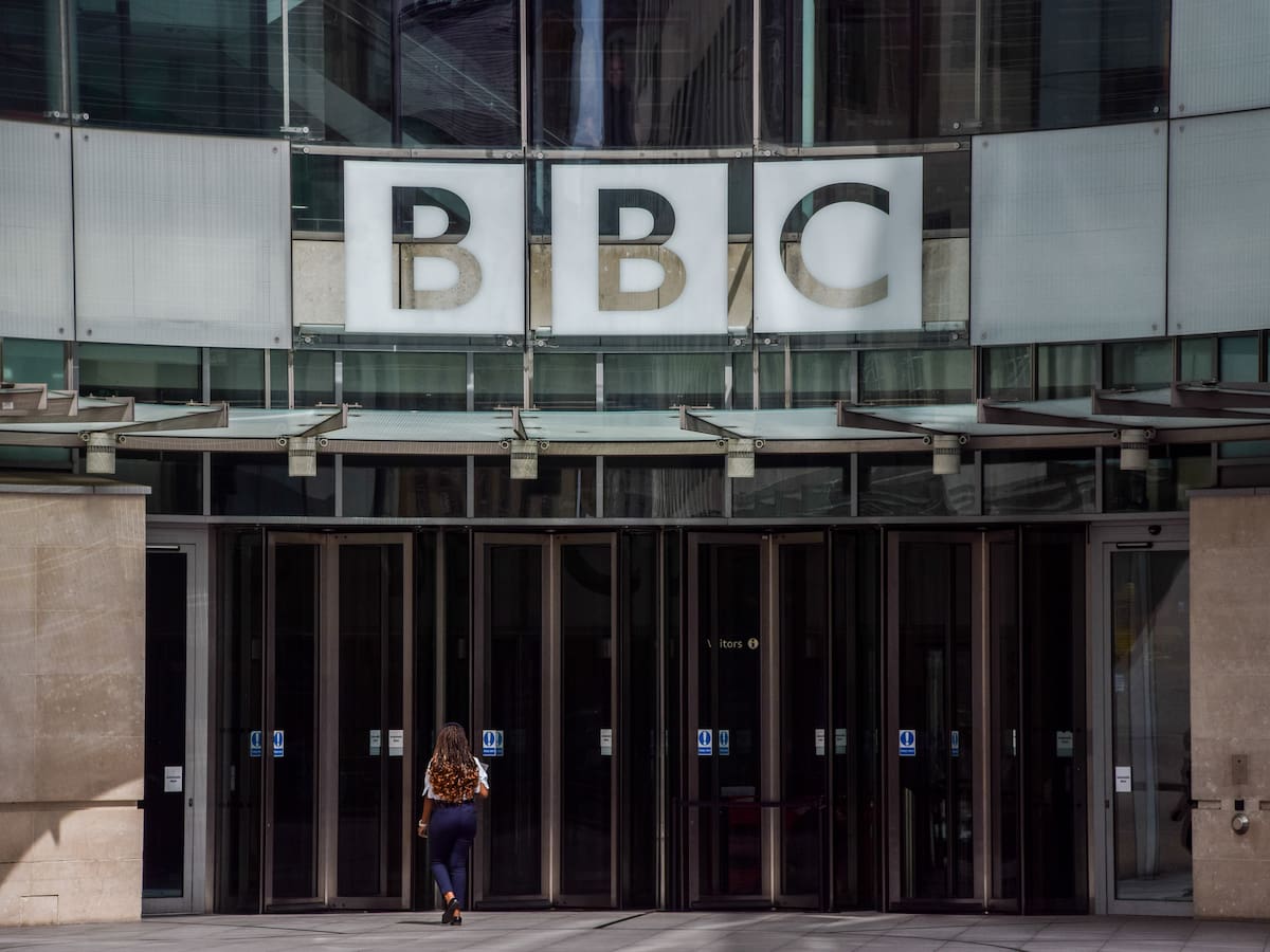 El joven al que supuestamente una estrella de la BBC pagó por fotos sexuales niega el caso