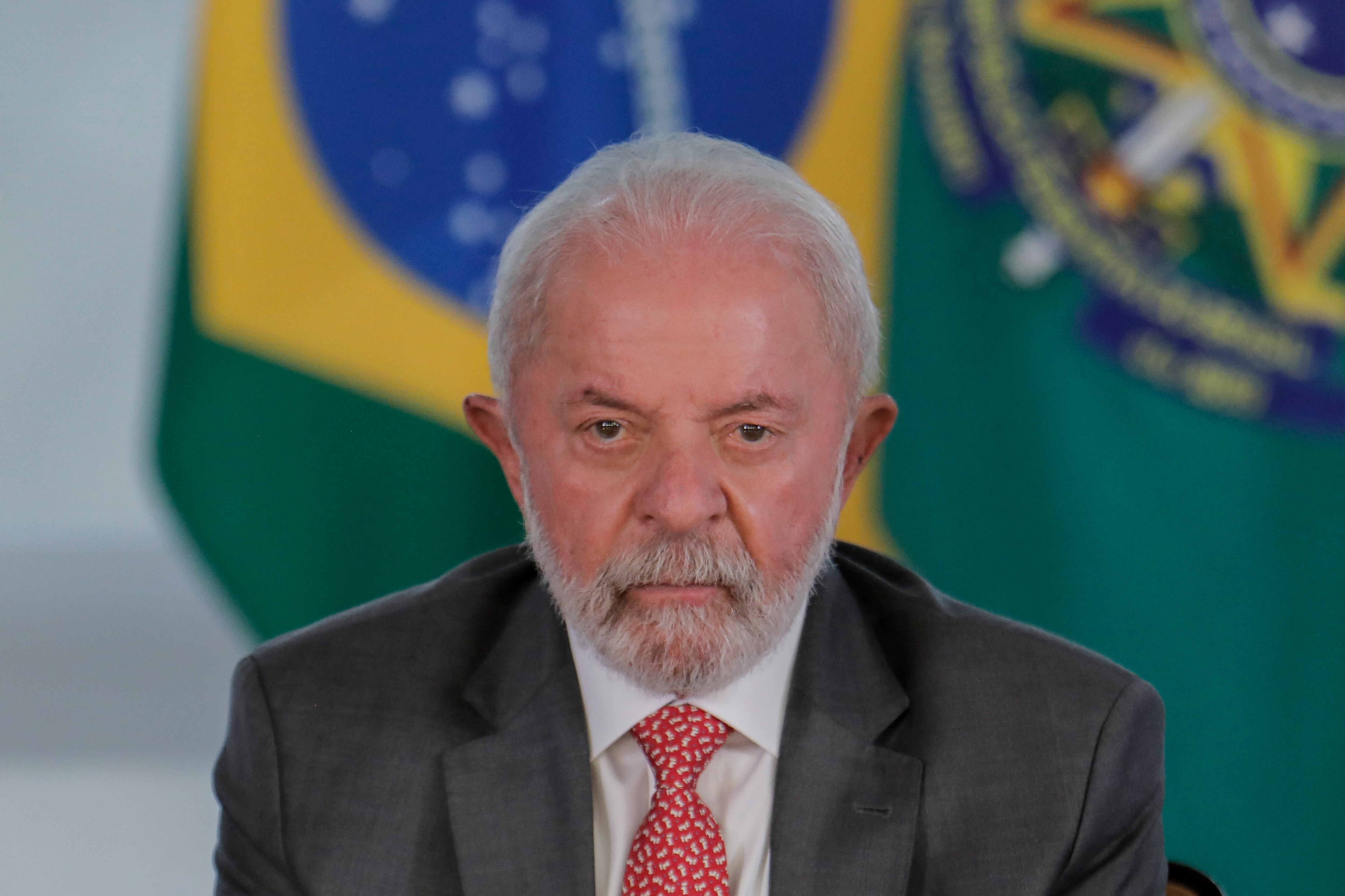 El presidente brasileño, Luiz Inácio Lula da Silva, mientras firma una ley que prohíbe las pruebas de cosméticos en animales, en el Palácio do Planalto de Brasilia el 30 de julio de 2025. (Foto de Sergio Lima / AFP)