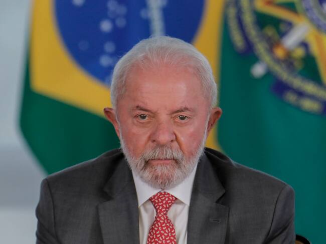 El presidente brasileño, Luiz Inácio Lula da Silva, mientras firma una ley que prohíbe las pruebas de cosméticos en animales, en el Palácio do Planalto de Brasilia el 30 de julio de 2025. (Foto de Sergio Lima / AFP)