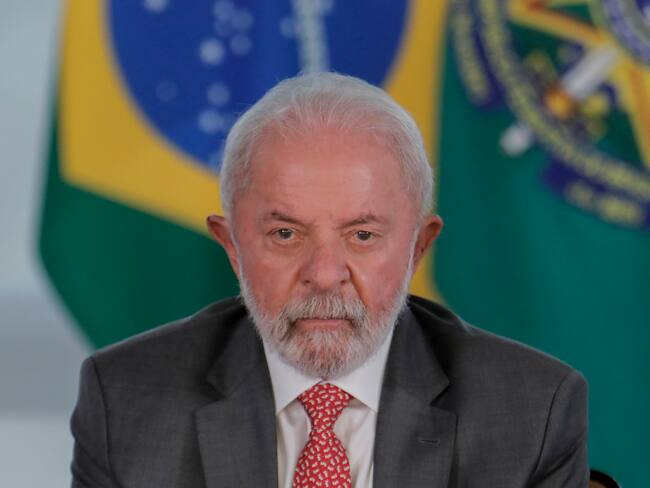 El presidente brasileño, Luiz Inácio Lula da Silva, mientras firma una ley que prohíbe las pruebas de cosméticos en animales, en el Palácio do Planalto de Brasilia el 30 de julio de 2025. (Foto de Sergio Lima / AFP)