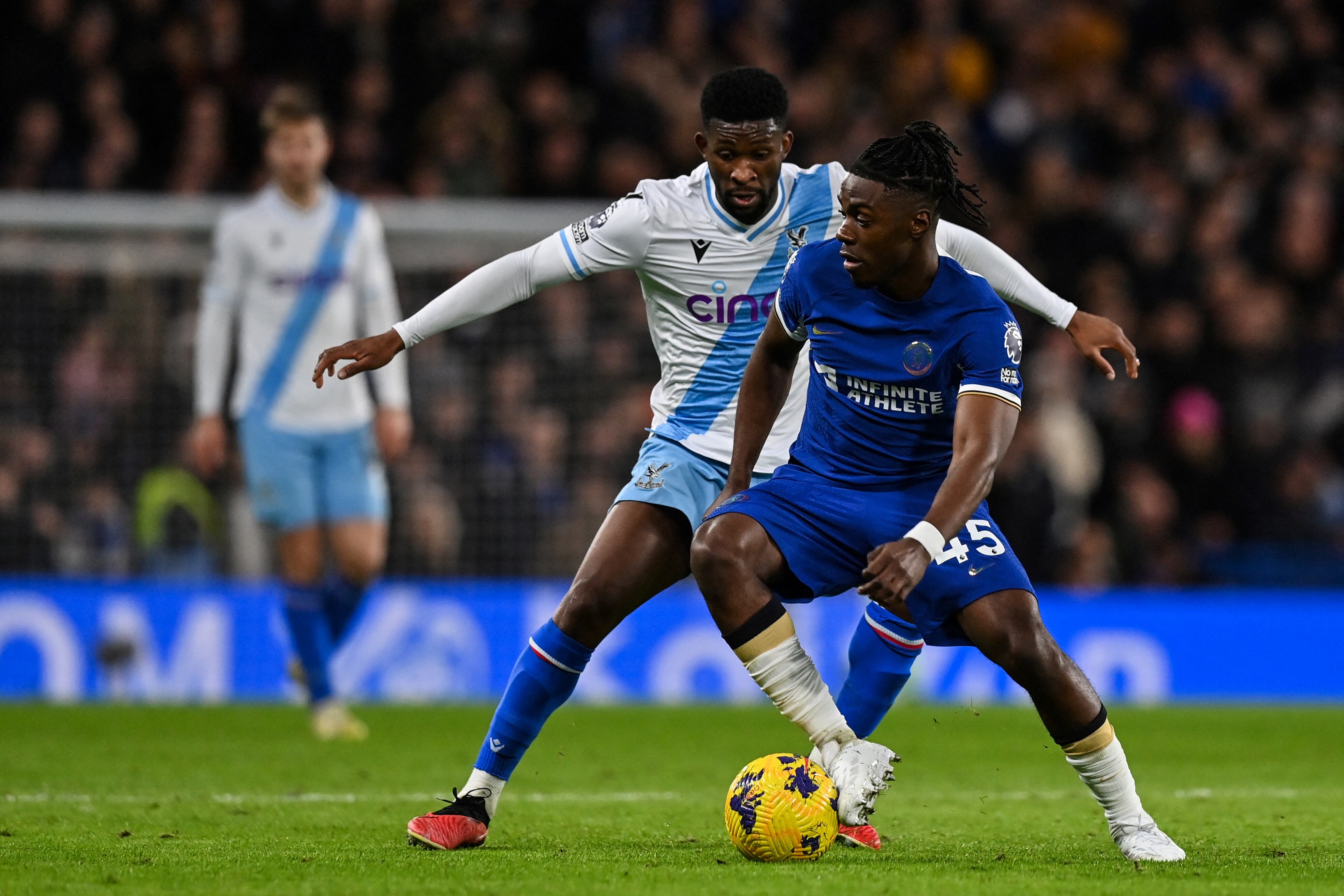Romeo Lavia disputando la posesión de un balón con Jefferson Lerma. (Photo by GLYN KIRK/AFP via Getty Images)