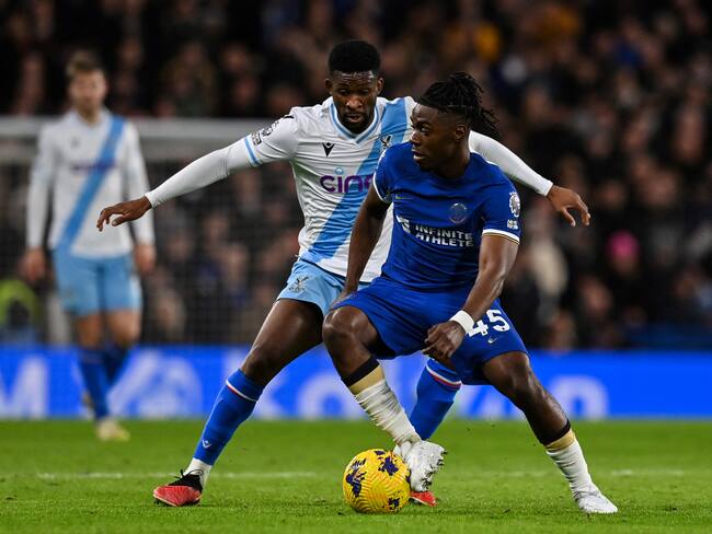 Romeo Lavia disputando la posesión de un balón con Jefferson Lerma. (Photo by GLYN KIRK/AFP via Getty Images)