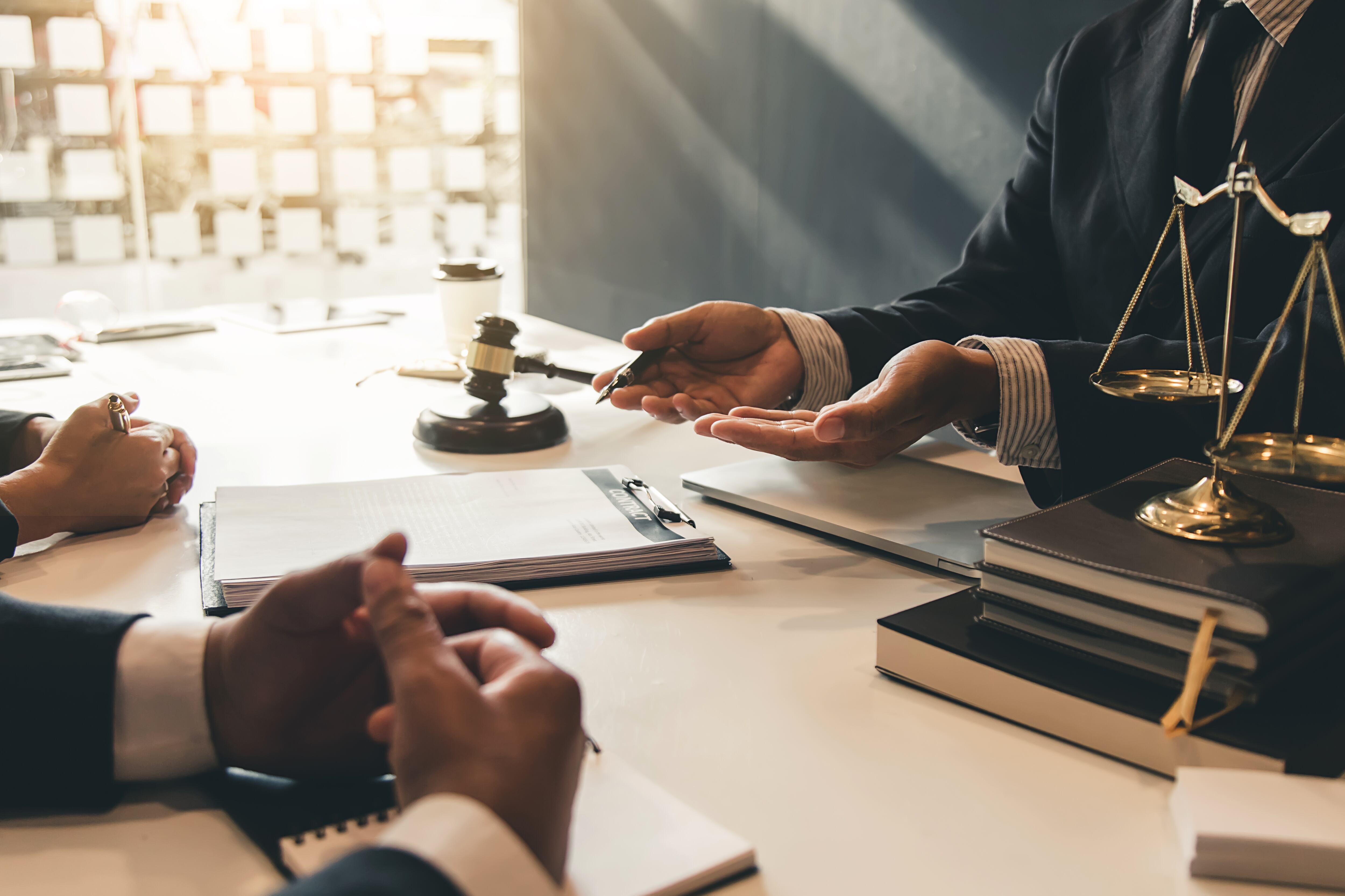 Persona poniendo una denuncia ante una autoridad competente (Foto vía GettyImages)