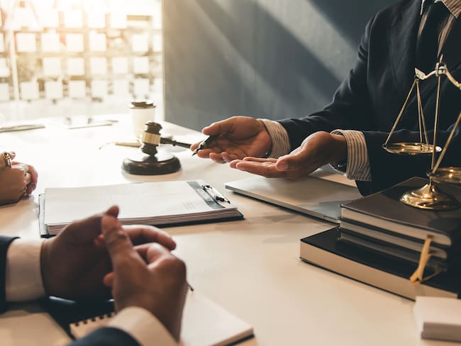 Persona poniendo una denuncia ante una autoridad competente (Foto vía GettyImages)